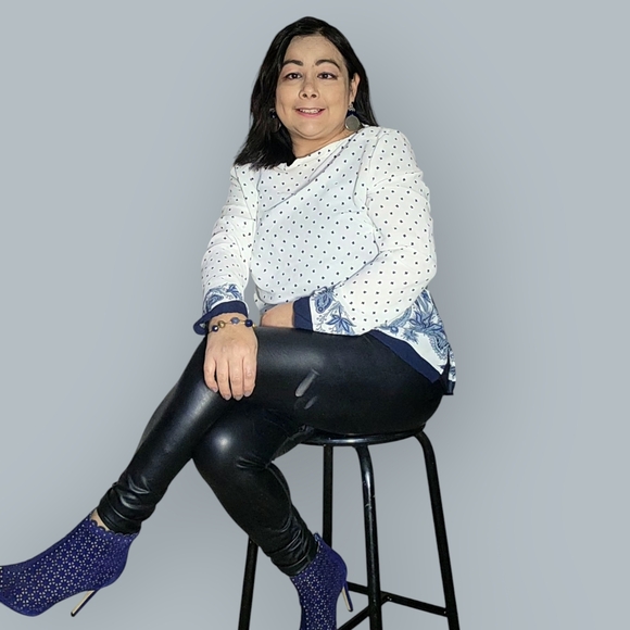 Suzy Shier Boxy White and Blue Long Sleeve Blouse - Picture 8 of 11